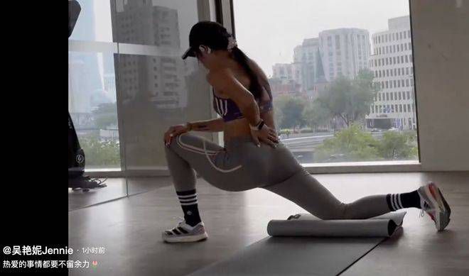 岳和闺蜜把我用嘴含进满动态图